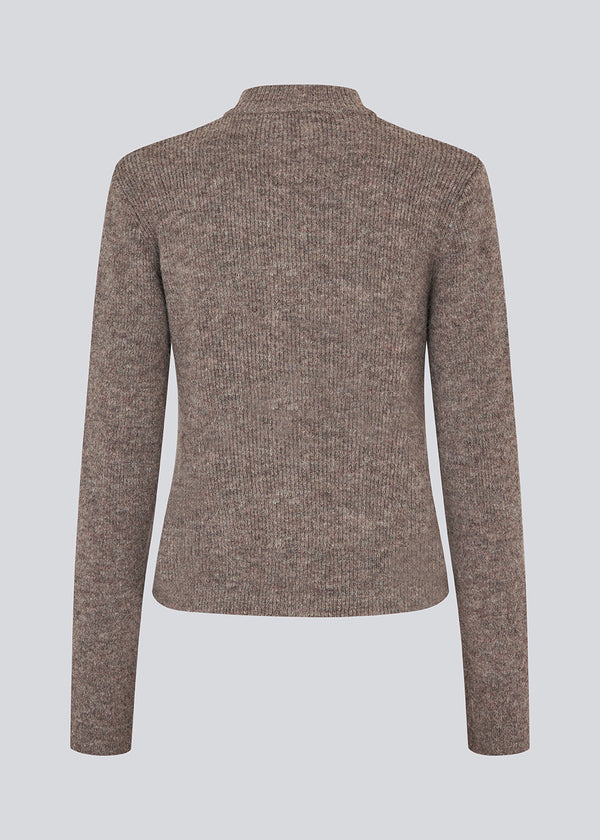 Tætsiddende brun cardigan i blød strik. TreeMD cardigan har en høj hals og en lynlås lukning fortil.&nbsp;
