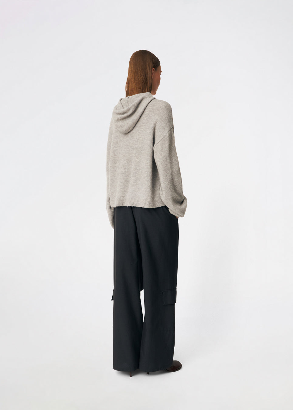 Treemd Hoodie er en blød strikhættetrøje med en afslappet pasform og et minimalistisk udtryk. Den lette kvalitet og den rummelige hætte gør den ideel som et komfortabelt lag til hverdagen, mens de ribstrikkede kanter tilfører en flot finish. Style den med jeans, skræddersyede bukser eller matchende strik for et afslappet look.