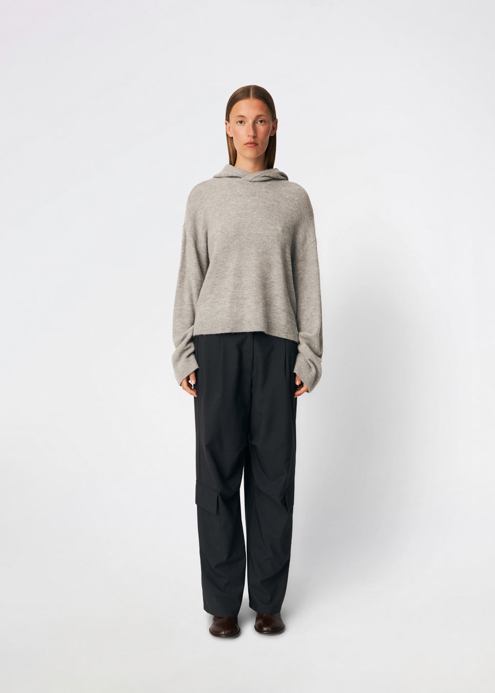 Treemd Hoodie er en blød strikhættetrøje med en afslappet pasform og et minimalistisk udtryk. Den lette kvalitet og den rummelige hætte gør den ideel som et komfortabelt lag til hverdagen, mens de ribstrikkede kanter tilfører en flot finish. Style den med jeans, skræddersyede bukser eller matchende strik for et afslappet look.