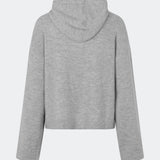 Treemd Hoodie er en blød strikhættetrøje med en afslappet pasform og et minimalistisk udtryk. Den lette kvalitet og den rummelige hætte gør den ideel som et komfortabelt lag til hverdagen, mens de ribstrikkede kanter tilfører en flot finish. Style den med jeans, skræddersyede bukser eller matchende strik for et afslappet look.