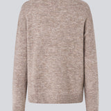 Løs beige strik med rund halsudskæring. TreeMD o-neck has lange brede ærmer med ribkant.