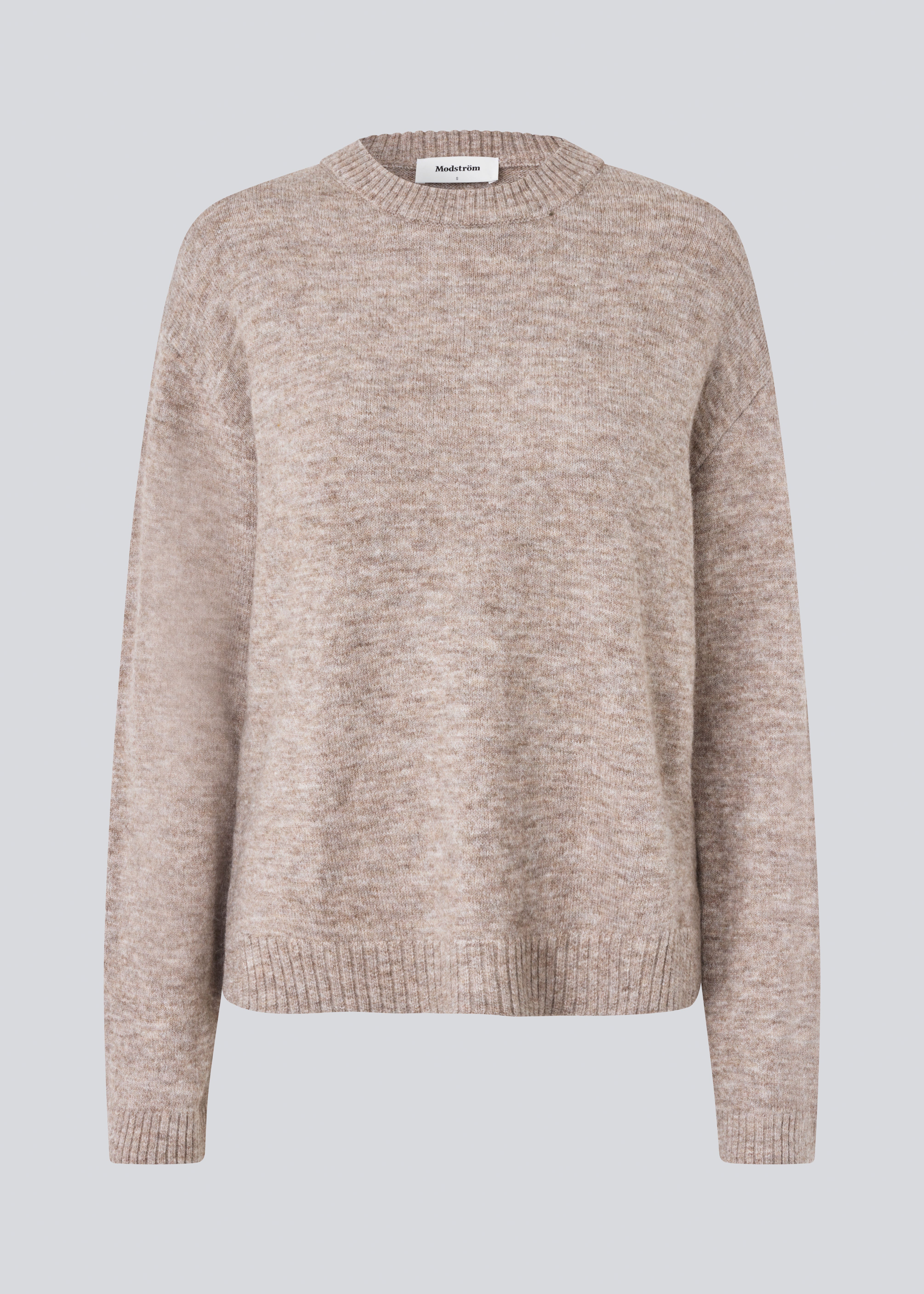 Løs beige strik med rund halsudskæring. TreeMD o-neck has lange brede ærmer med ribkant.