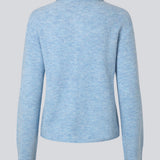 Strikket polo i blå med lange brede ærmer. Treemd polo har en stolpelukning og 4 knapper. Modellen er 175 cm og har en str. S/36 på.