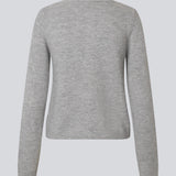 Lysegrå tætsiddende cardigan i blød strik. TreeMD cardigan har en rund hals og fine knapper i matchende farve, der understreger det enkle og feminine udtryk.
