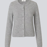 Lysegrå tætsiddende cardigan i blød strik. TreeMD cardigan har en rund hals og fine knapper i matchende farve, der understreger det enkle og feminine udtryk.
