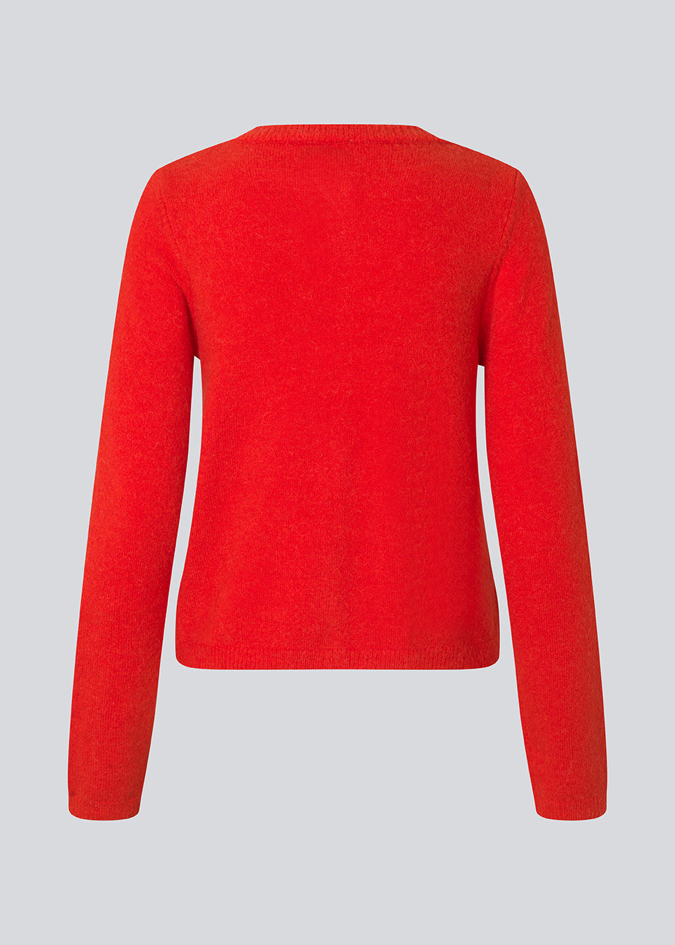Rød tætsiddende cardigan i blød strik. TreeMD cardigan har en rund hals og fine knapper i matchende farve, der understreger det enkle og feminine udtryk.