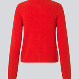 Rød tætsiddende cardigan i blød strik. TreeMD cardigan har en rund hals og fine knapper i matchende farve, der understreger det enkle og feminine udtryk.