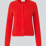 Rød tætsiddende cardigan i blød strik. TreeMD cardigan har en rund hals og fine knapper i matchende farve, der understreger det enkle og feminine udtryk.