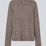 Blød strik i brun med lange ærmer og V-udskæring. &nbsp;Treemd v-neck har en løs pasform og en slids ved ærmet.&nbsp;