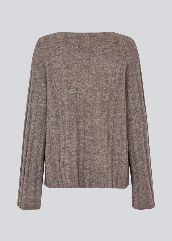 Blød strik i brun med lange ærmer og V-udskæring. &nbsp;Treemd v-neck har en løs pasform og en slids ved ærmet.&nbsp;