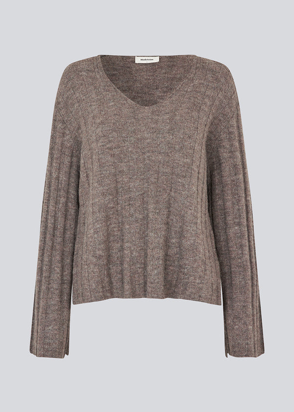 Blød strik i brun med lange ærmer og V-udskæring. &nbsp;Treemd v-neck har en løs pasform og en slids ved ærmet.&nbsp;
