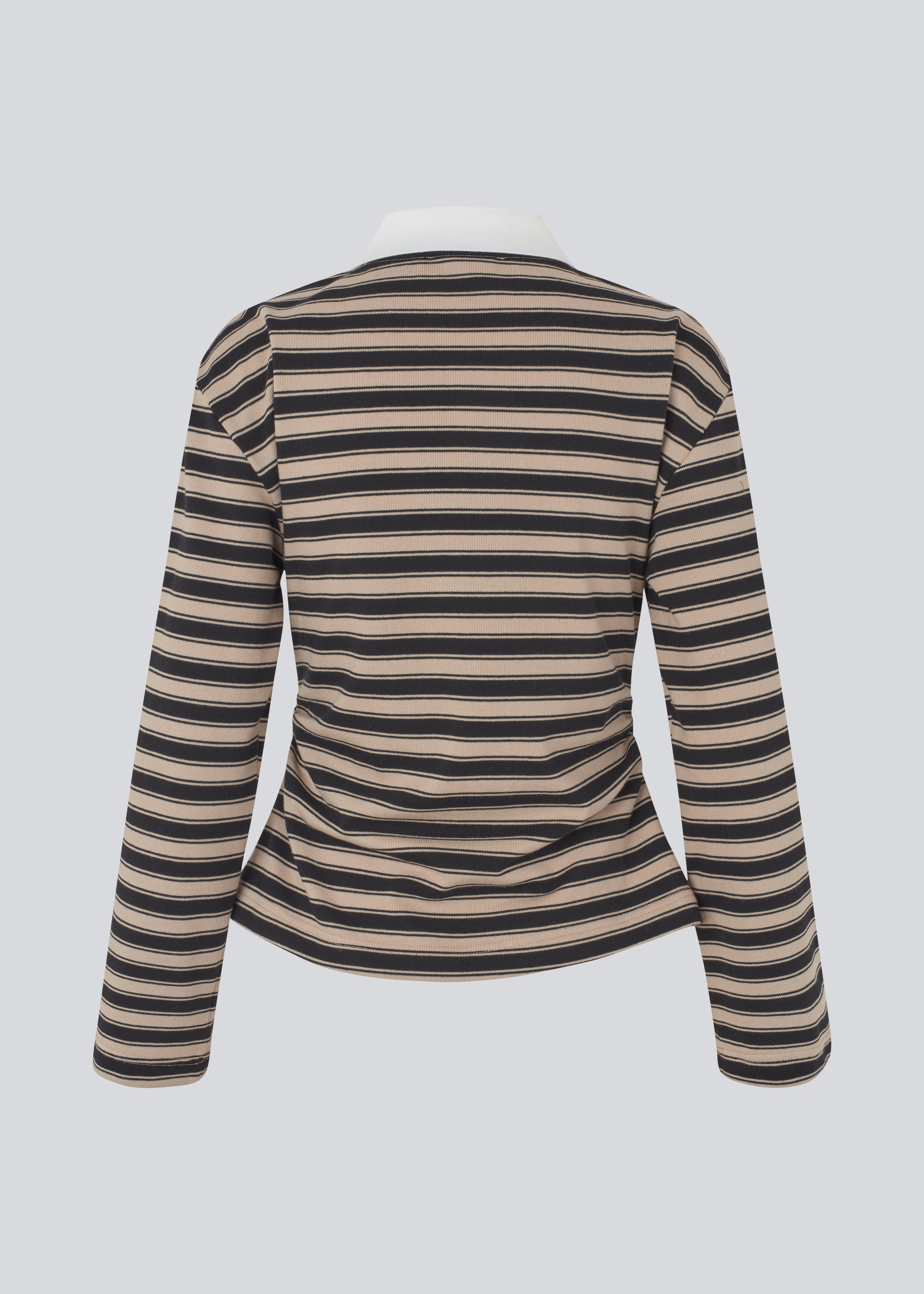 Klassisk langærmet polo med broderet brystlogo. Trinnymd polo er let figursyet og har brede ærmer og stolpelukning med 4 knapper.