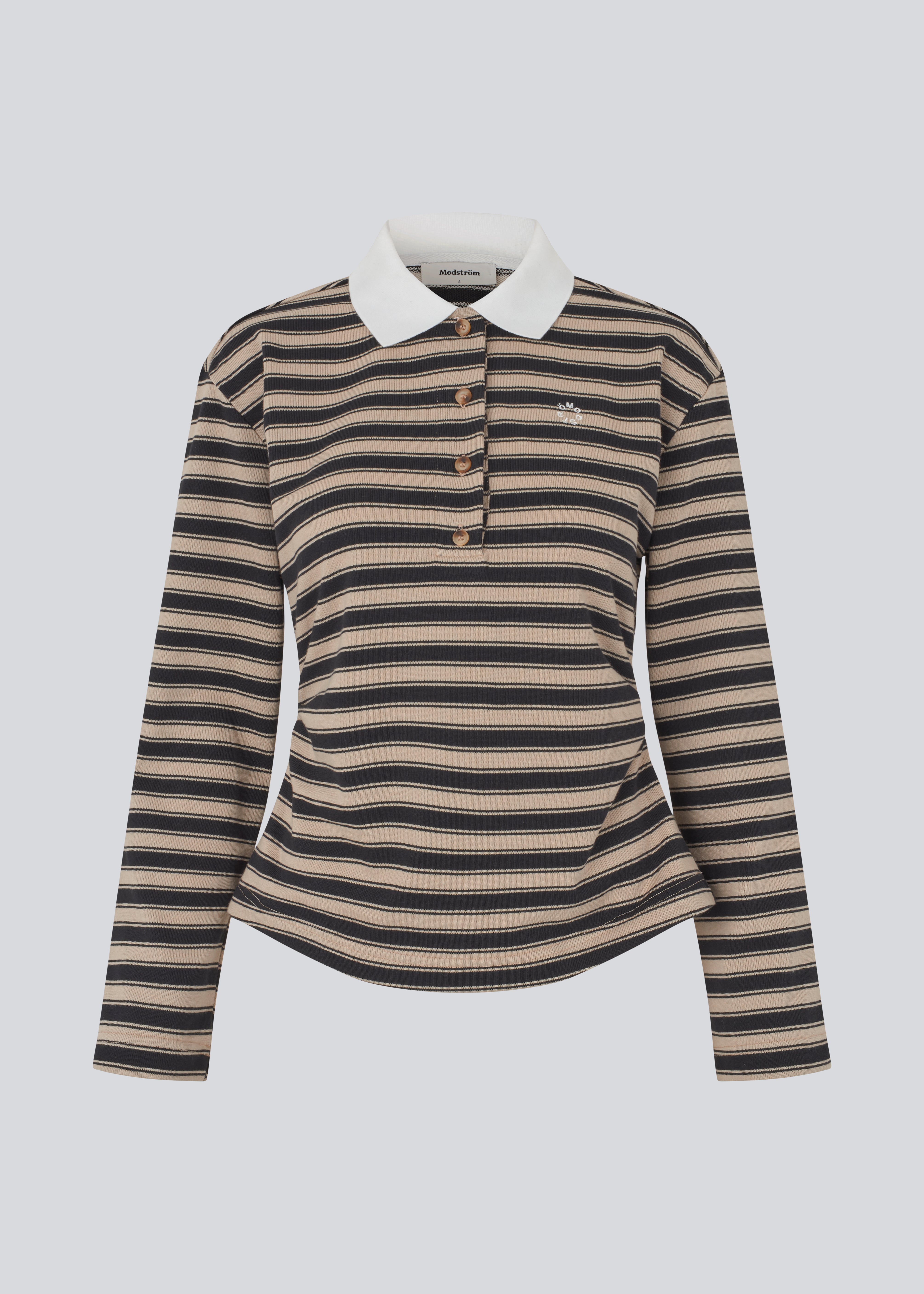 Klassisk langærmet polo med broderet brystlogo. Trinnymd polo er let figursyet og har brede ærmer og stolpelukning med 4 knapper.