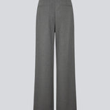 Grå habitbukser med læg og vide ben. Tuesdaymd pants har en mellemhøj talje, lynlåsgylp samt sidelommer og paspolerede baglommer.