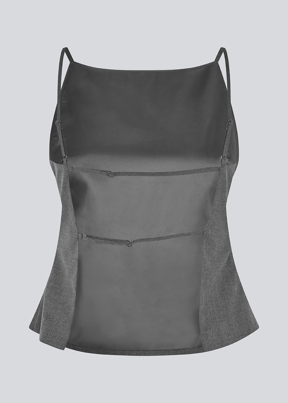 Ærmeløs top med tynde stropper. Tuesdaymd top har en åben ryg og justerbare stropper. Modellen er 175 cm og har en str s/36 på.

Style med matchende bukser: Tuesdaymd Pants.