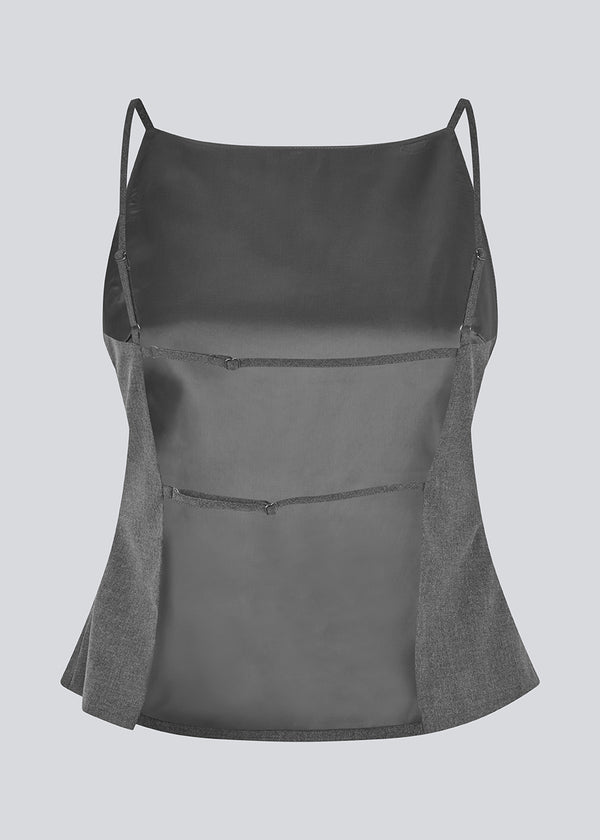 Ærmeløs top med tynde stropper. Tuesdaymd top har en åben ryg og justerbare stropper. Modellen er 175 cm og har en str s/36 på.

Style med matchende bukser: Tuesdaymd Pants.