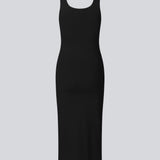 Lækker basis kjole med brede stropper i en tætsiddende pasform med god længde. Tulla x-long i farven sort er en selvfølge i enhver garderobe og en klassiker fra Modström.