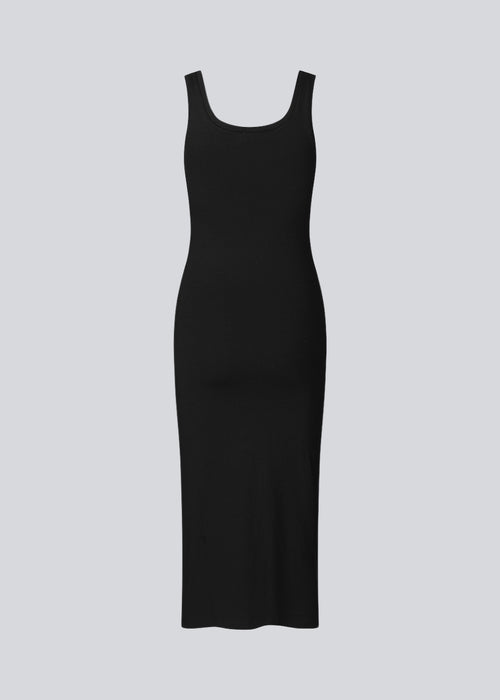 Lækker basis kjole med brede stropper i en tætsiddende pasform med god længde. Tulla x-long i farven sort er en selvfølge i enhver garderobe og en klassiker fra Modström.