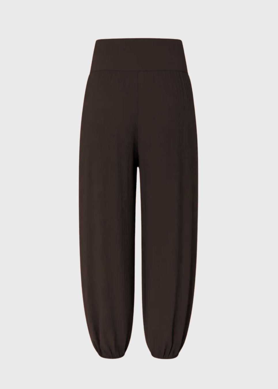 Ballonbukser i brun med løs pasform i 100% genanvendt polyester. Tullemd pants har en usynlig lynlås i siden, sidelommer og elastik ved enden af benene.&nbsp;