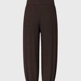 Ballonbukser i brun med løs pasform i 100% genanvendt polyester. Tullemd pants har en usynlig lynlås i siden, sidelommer og elastik ved enden af benene.&nbsp;