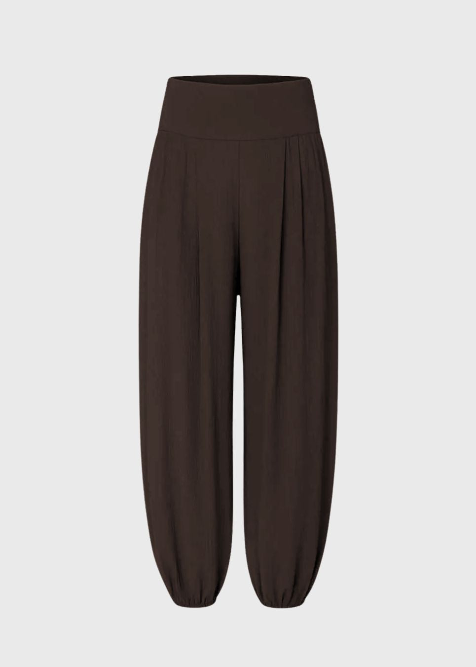 Ballonbukser i brun med løs pasform i 100% genanvendt polyester. Tullemd pants har en usynlig lynlås i siden, sidelommer og elastik ved enden af benene.&nbsp;