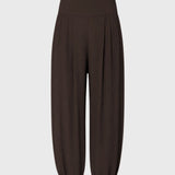 Ballonbukser i brun med løs pasform i 100% genanvendt polyester. Tullemd pants har en usynlig lynlås i siden, sidelommer og elastik ved enden af benene.&nbsp;