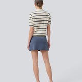 Kort løs nederdel i et strækbart materiale i mørkeblå. TurnerMD flare skirt har en elastik i taljen. Match nederdelen med toppen: TurnerMD tank top.