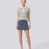 Kort løs nederdel i et strækbart materiale i mørkeblå. TurnerMD flare skirt har en elastik i taljen. Match nederdelen med toppen: TurnerMD tank top.