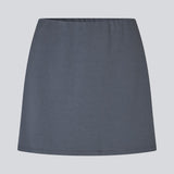 Kort løs nederdel i et strækbart materiale i mørkeblå. TurnerMD flare skirt har en elastik i taljen. Match nederdelen med toppen: TurnerMD tank top.