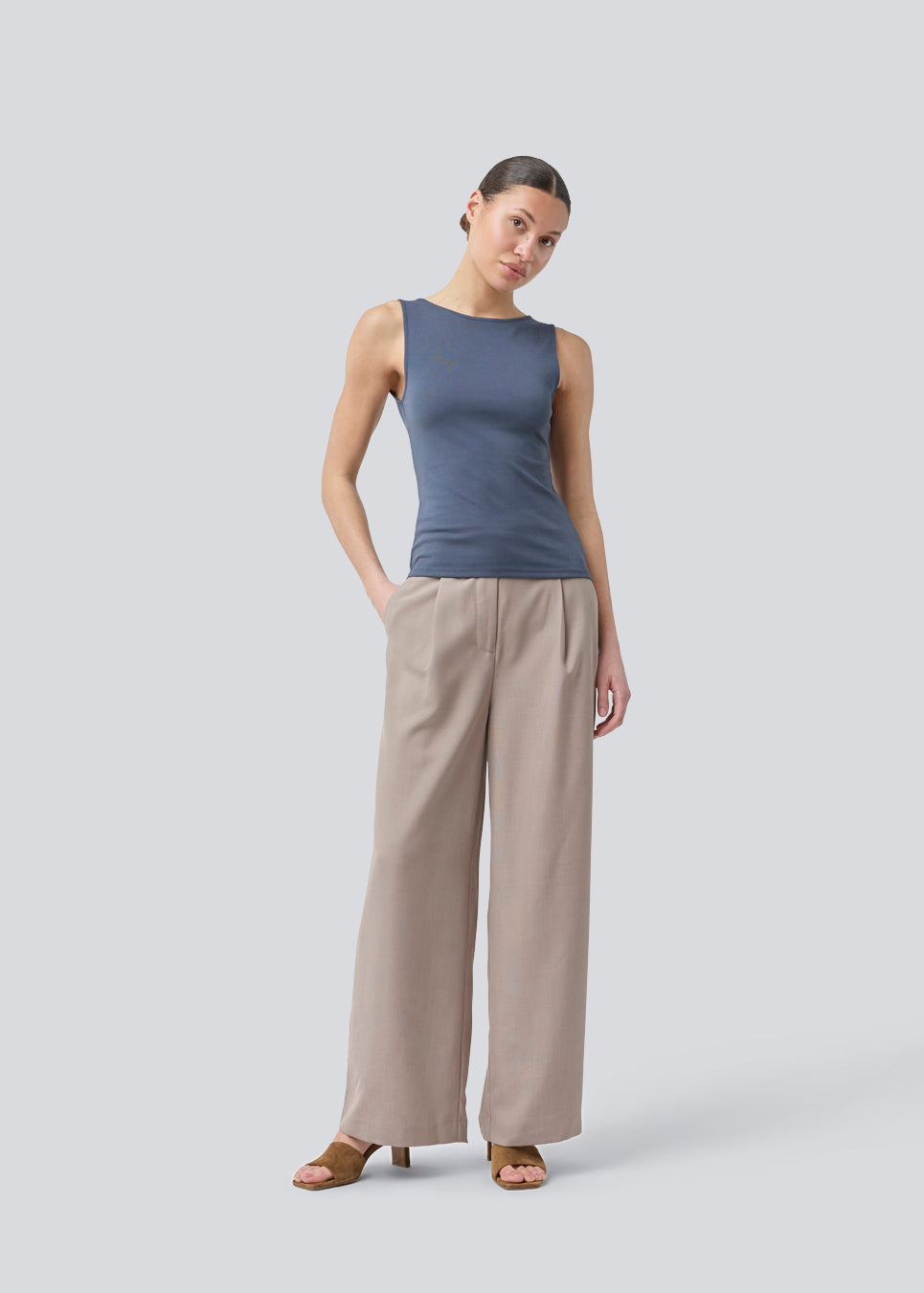 Figursyet top i blå uden ærmer med rund hals. TurnerMD tank top er fremstillet i et strækbart materiale. Match med nederdel: TurnerMD flare skirt.
