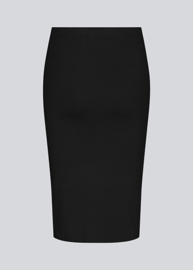 Skøn basis nederdel i midi-længde. Tutti x-long i farven sort har en tætsiddende pasform og er et must-have i basis garderoben. 