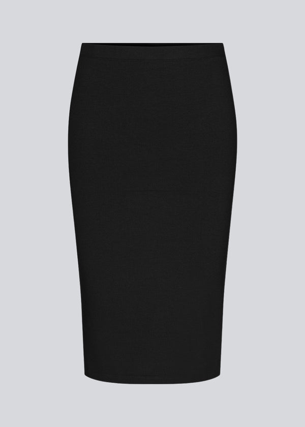 Skøn basis nederdel i midi-længde. Tutti x-long i farven sort har en tætsiddende pasform og er et must-have i basis garderoben. 