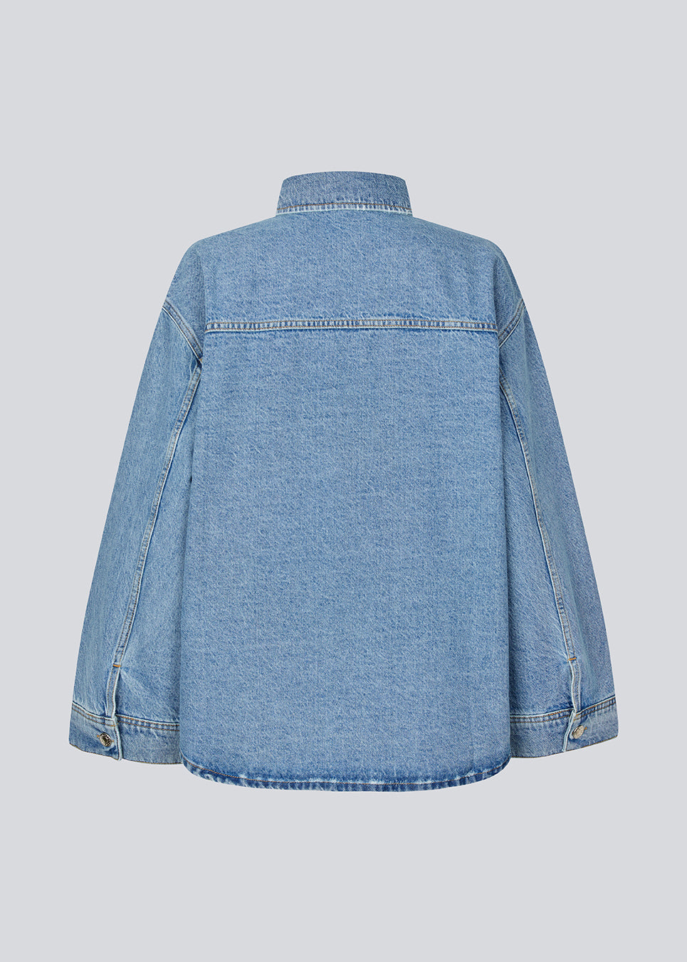 Oversize denim jakke, med knaplukning fortil og brede ærmer. TylinMD jacket harto brystlommer og en skjortekrave.