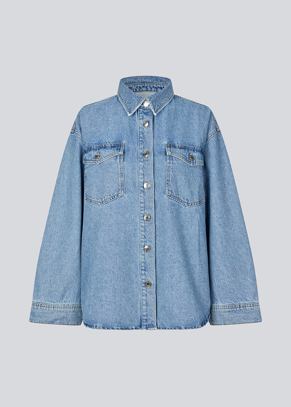 Oversize denim jakke, med knaplukning fortil og brede ærmer. TylinMD jacket harto brystlommer og en skjortekrave.