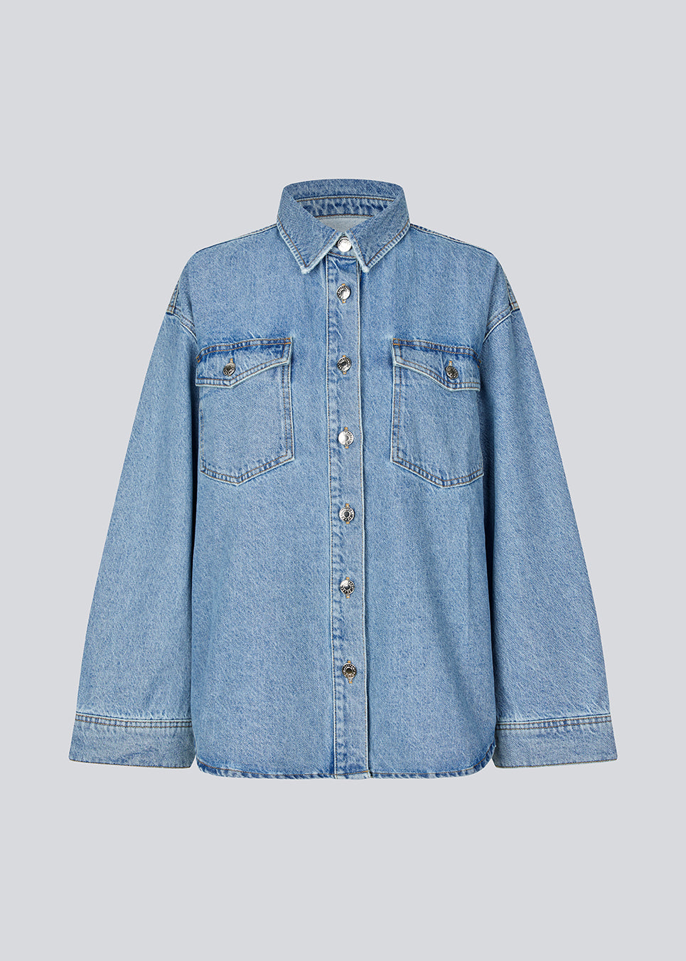 Oversize denim jakke, med knaplukning fortil og brede ærmer. TylinMD jacket harto brystlommer og en skjortekrave.