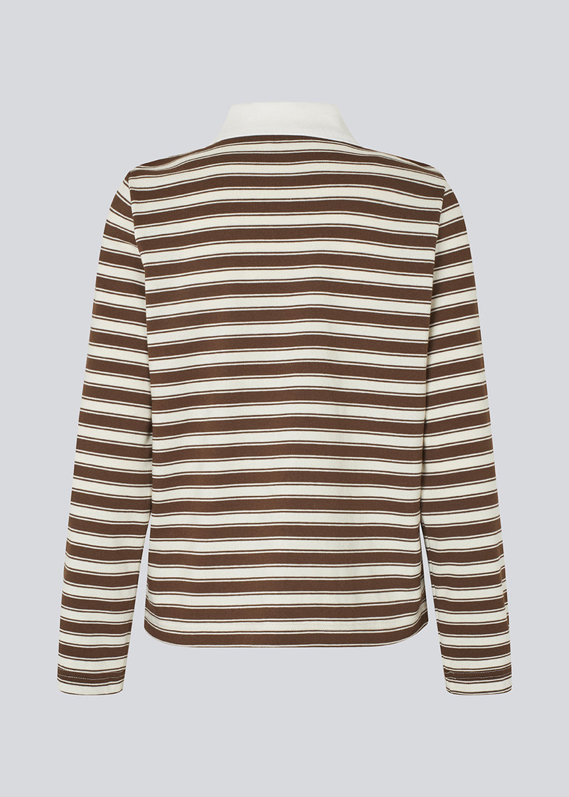 Langærmet polo i 100% bomulds pique og med et broderet logo. NobuMD LS polo har lange brede ærmer og en stolpelukning med 4 knapper.
