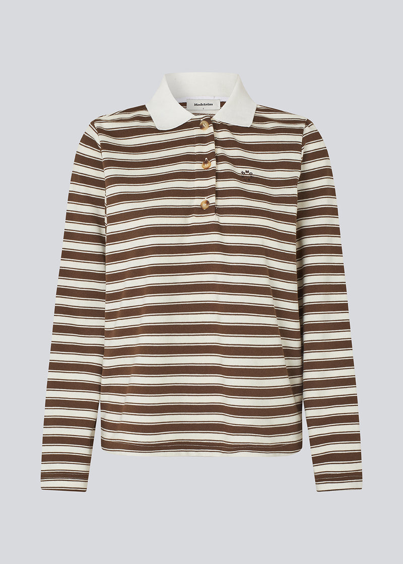 Langærmet polo i 100% bomulds pique og med et broderet logo. NobuMD LS polo har lange brede ærmer og en stolpelukning med 4 knapper.