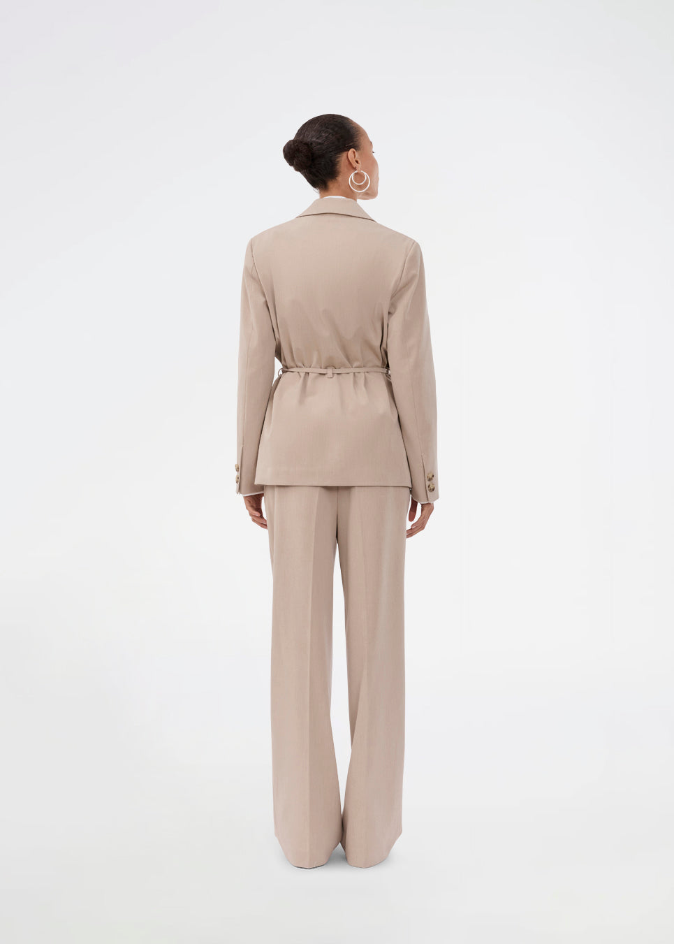 Komfortable beige habitbukser med elastik i taljen bagtil. UcheMD Pants har en skjult lynlåslukning, pressefolder og kombinerer afslappet komfort med elegant finish. Fremstillet i 63 % genanvendt polyester. Modellen er 175 cm og har en str. S/36 på.

Style bukserne med matchende vest eller blazer


Materiale:
4% Elastan
63% Recycled Polyester
33% Rayon

Foer:
100% Polyester