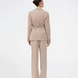 Komfortable beige habitbukser med elastik i taljen bagtil. UcheMD Pants har en skjult lynlåslukning, pressefolder og kombinerer afslappet komfort med elegant finish. Fremstillet i 63 % genanvendt polyester. Modellen er 175 cm og har en str. S/36 på.

Style bukserne med matchende vest eller blazer


Materiale:
4% Elastan
63% Recycled Polyester
33% Rayon

Foer:
100% Polyester