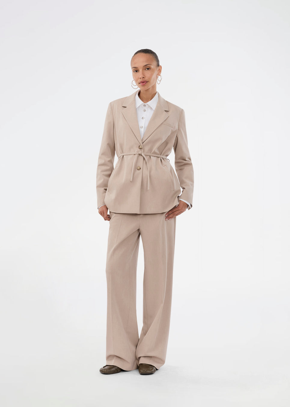 Komfortable beige habitbukser med elastik i taljen bagtil. UcheMD Pants har en skjult lynlåslukning, pressefolder og kombinerer afslappet komfort med elegant finish. Fremstillet i 63 % genanvendt polyester. Modellen er 175 cm og har en str. S/36 på.

Style bukserne med matchende vest eller blazer


Materiale:
4% Elastan
63% Recycled Polyester
33% Rayon

Foer:
100% Polyester