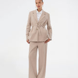 Komfortable beige habitbukser med elastik i taljen bagtil. UcheMD Pants har en skjult lynlåslukning, pressefolder og kombinerer afslappet komfort med elegant finish. Fremstillet i 63 % genanvendt polyester. Modellen er 175 cm og har en str. S/36 på.

Style bukserne med matchende vest eller blazer


Materiale:
4% Elastan
63% Recycled Polyester
33% Rayon

Foer:
100% Polyester