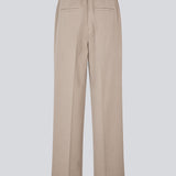 Komfortable beige habitbukser med elastik i taljen bagtil. UcheMD Pants har en skjult lynlåslukning, pressefolder og kombinerer afslappet komfort med elegant finish. Fremstillet i 63 % genanvendt polyester. Modellen er 175 cm og har en str. S/36 på.

Style bukserne med matchende vest eller blazer


Materiale:
4% Elastan
63% Recycled Polyester
33% Rayon

Foer:
100% Polyester