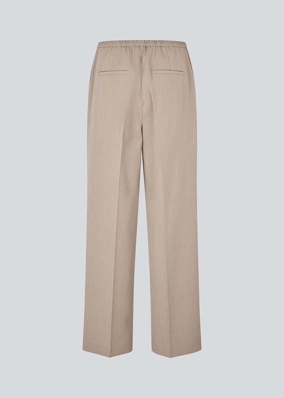 Komfortable beige habitbukser med elastik i taljen bagtil. UcheMD Pants har en skjult lynlåslukning, pressefolder og kombinerer afslappet komfort med elegant finish. Fremstillet i 63 % genanvendt polyester. Modellen er 175 cm og har en str. S/36 på.

Style bukserne med matchende vest eller blazer


Materiale:
4% Elastan
63% Recycled Polyester
33% Rayon

Foer:
100% Polyester