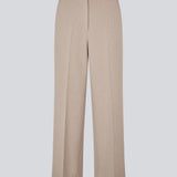 Komfortable beige habitbukser med elastik i taljen bagtil. UcheMD Pants har en skjult lynlåslukning, pressefolder og kombinerer afslappet komfort med elegant finish. Fremstillet i 63 % genanvendt polyester. Modellen er 175 cm og har en str. S/36 på.

Style bukserne med matchende vest eller blazer


Materiale:
4% Elastan
63% Recycled Polyester
33% Rayon

Foer:
100% Polyester