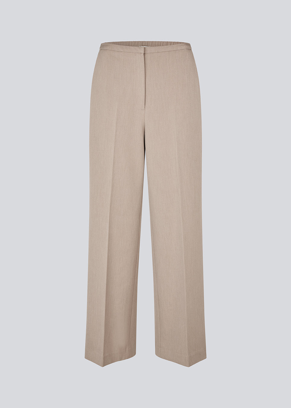 Komfortable beige habitbukser med elastik i taljen bagtil. UcheMD Pants har en skjult lynlåslukning, pressefolder og kombinerer afslappet komfort med elegant finish. Fremstillet i 63 % genanvendt polyester. Modellen er 175 cm og har en str. S/36 på.

Style bukserne med matchende vest eller blazer


Materiale:
4% Elastan
63% Recycled Polyester
33% Rayon

Foer:
100% Polyester