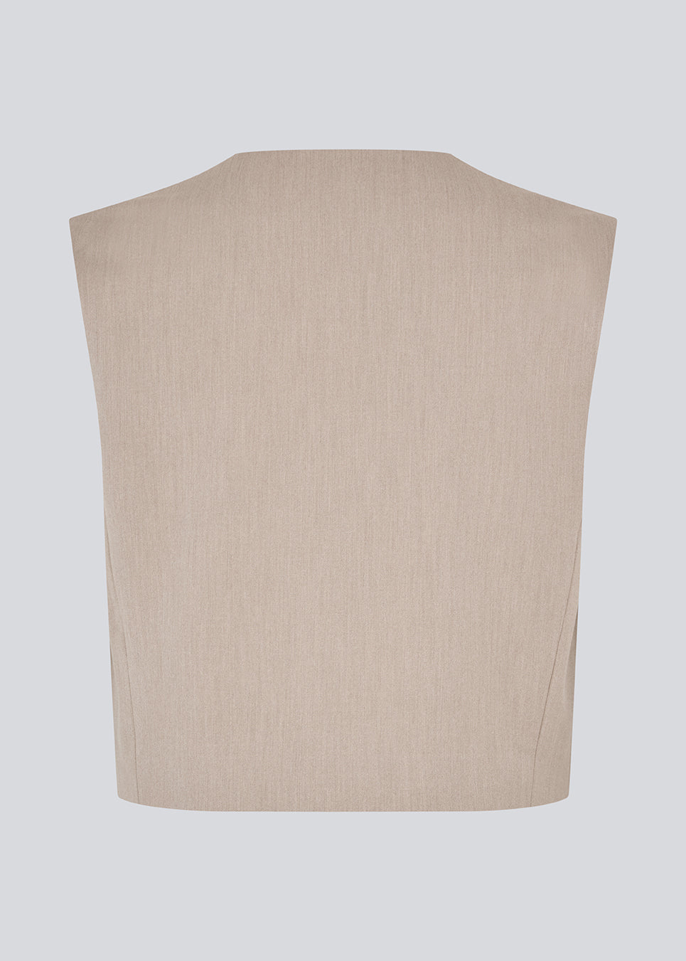 Minimalistisk beige vest med skarpe linjer. UcheMD vest er ærmeløs med rund hals og skjult lukning – perfekt som lag-på-lag eller som enkeltstående top. Fremstillet i 63 % genanvendt polyester.

Style vesten med matchende bukser

Materiale:
4% Elastan
63% Recycled Polyester
33% Rayon

Foer:
100% Polyester