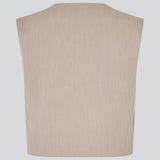 Minimalistisk beige vest med skarpe linjer. UcheMD vest er ærmeløs med rund hals og skjult lukning – perfekt som lag-på-lag eller som enkeltstående top. Fremstillet i 63 % genanvendt polyester.

Style vesten med matchende bukser

Materiale:
4% Elastan
63% Recycled Polyester
33% Rayon

Foer:
100% Polyester