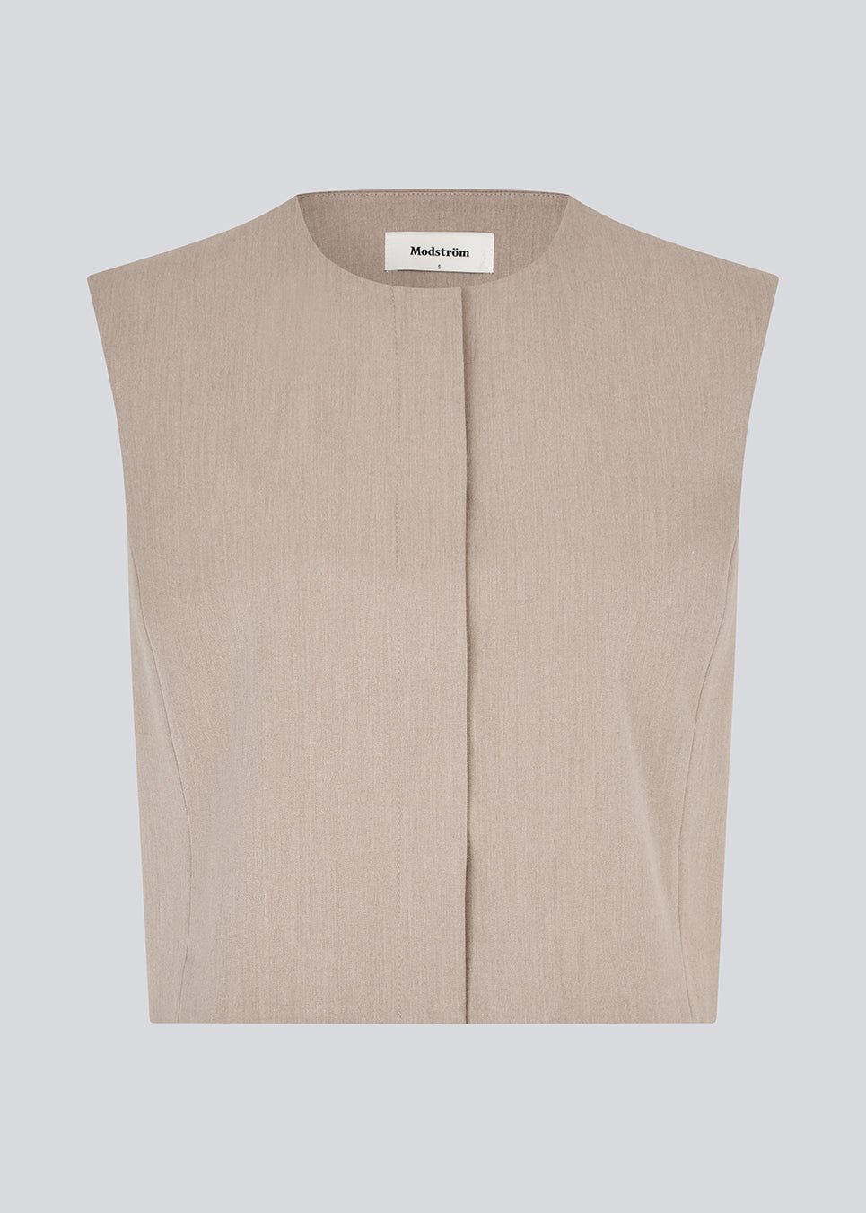 Minimalistisk beige vest med skarpe linjer. UcheMD vest er ærmeløs med rund hals og skjult lukning – perfekt som lag-på-lag eller som enkeltstående top. Fremstillet i 63 % genanvendt polyester.

Style vesten med matchende bukser

Materiale:
4% Elastan
63% Recycled Polyester
33% Rayon

Foer:
100% Polyester