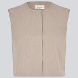 Minimalistisk beige vest med skarpe linjer. UcheMD vest er ærmeløs med rund hals og skjult lukning – perfekt som lag-på-lag eller som enkeltstående top. Fremstillet i 63 % genanvendt polyester.

Style vesten med matchende bukser

Materiale:
4% Elastan
63% Recycled Polyester
33% Rayon

Foer:
100% Polyester