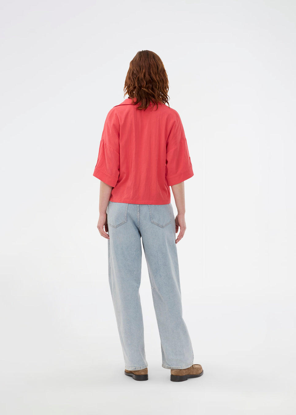 Stilren rød skjorte med brede 3/4-ærmer. Uddinmd shirt har en løs og behagelig pasform, klassisk skjortekrave, feminin V-udskæring og lukning med knapper. Modellen er 175 cm og har en str. S/36 på.

Materiale:
27% Polyamid
73% Viskose
